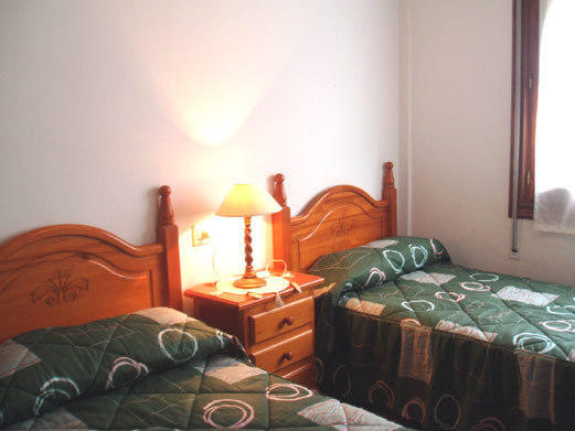 Casa Herrero Oto Bilik gambar